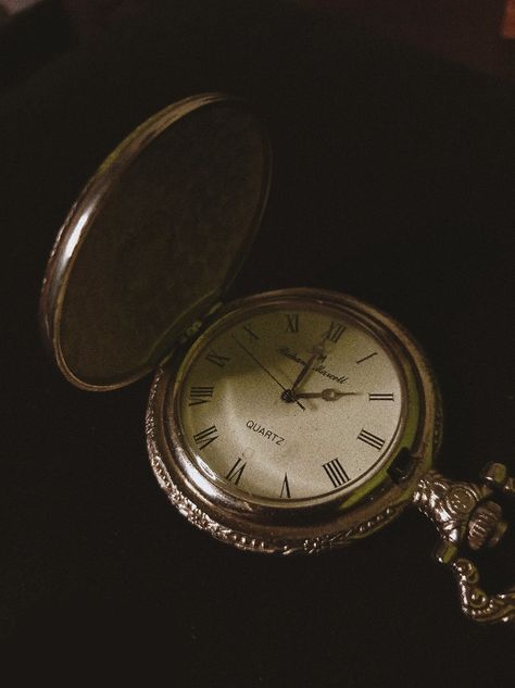 Dark Academia Watch, Clock Astethic, Camera Dark Academia, Dark Academia Clock, Wires Aesthetic, Pocket Watch Aesthetic, Dark Academia Homescreen, Dark Academia Pfp, Dark Academia Widget