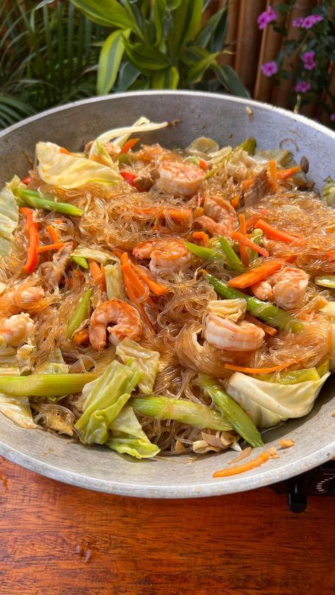 Pancit Sotanghon, Sotanghon Guisado, Spicy Shrimp Recipes, Filipino Cuisine, Asian Noodles, Spicy Shrimp, Filipino Recipes, Shrimp Recipes, Food Cravings