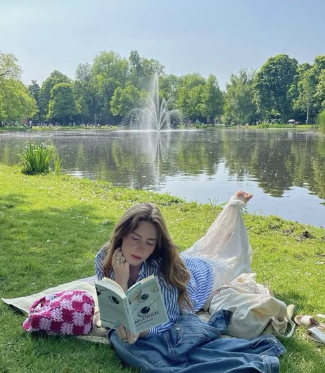 #books #bookstagram #bookworm #booklover #reading #reader #read #picoftheday #pictures #pic #picnic #aesthetic #instagram Senior Pictures Reading Books, Reading Picnic Aesthetic, Senior Pics With Books, Bookish Picnic, Reading Outside Aesthetic, Book Senior Pictures, Reading Photoshoot, Reading Pics, Reading In The Park