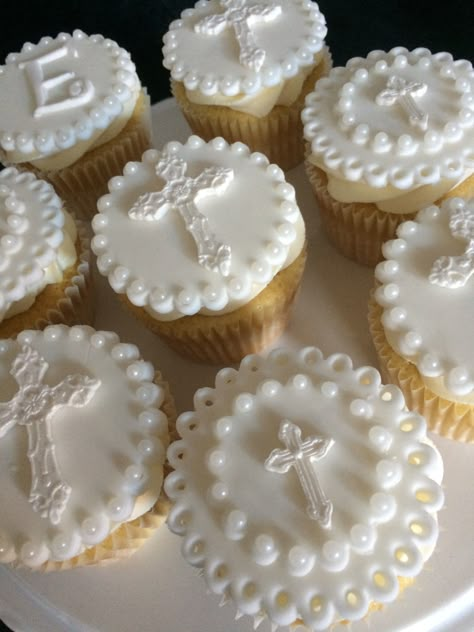 Communion Cupcakes, First Communion Cupcakes, White Dessert Tables, Comunion Cake, Baptism Cupcakes, Christening Cupcakes, Holy Communion Cakes, Different Types Of Cakes, White Desserts