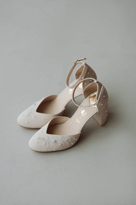 Wedding shoes 'Babsi' are handcrafted in soft ivory suede and have elegant handmade embroidery in traditional Bavarian motifs. This collection was developed in collaboration Utzi by Jade. This shoe collection was made to suit traditional German and Austrian women's clothing, completing the rustic and folk look. The high quality of materials and bead embroidery with golden thread signifies the riches of the bride wearing it.  The comfortable and modern model 'Babsi' is decorated with elegant edel Brides Wedding Shoes, Closed Toe Bridal Shoes, Block Heel Wedding Shoes Brides, Low Wedding Heels, Traditional Heels, Edelweiss Embroidery, Outdoor Wedding Shoes, Wv Wedding, Winter Wedding Shoes