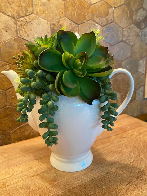 Funky Planters, Plants Stand, Succulent Decor, Succulent Garden Design, Succulent Centerpieces, Succulent Garden Diy, Beautiful Dresser, Succulents Decor, Succulent Gardening