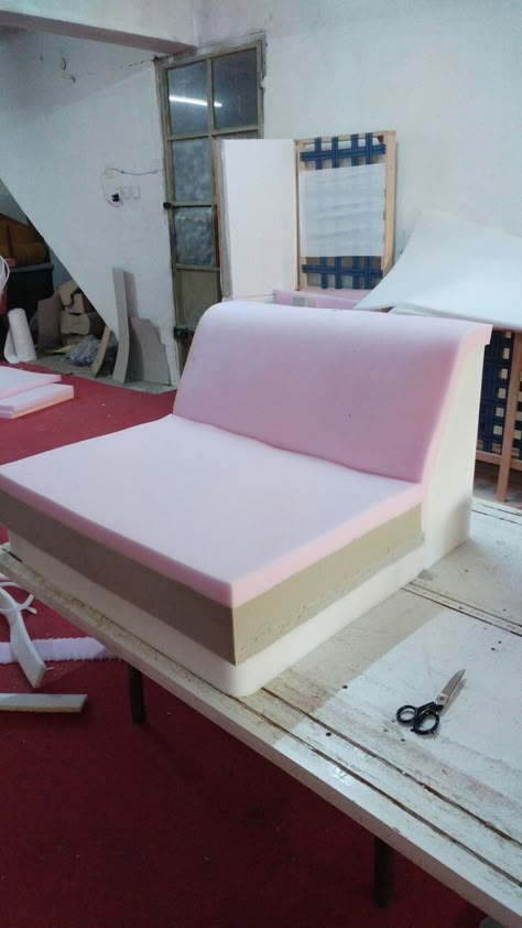 Diy Storage Sofa, Diy Furniture Upholstery, Diy Pallet Couch, Sofa Makeover, Sofa Design Wood, Diy Furniture Cheap, Diy Living Room Furniture, Diy Furniture Redo, Diy Barbie Furniture