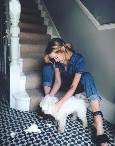 Inside Love Island voiceover star Iain Stirling's house with Laura Whitmore - Photo 2 White Corner Desk, Two Tone Walls, Savage Wallpapers, Newborn Daughter, London In December, Live In London, Laura Whitmore, Couples Book, Good Will Hunting