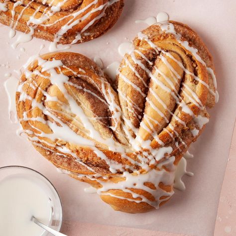 Heart-Shaped Cinnamon Coffee Cakes Valentine Coffee, Cinnamon Coffee Cake, Cake Mug, Coffee Cake Recipe, Cinnamon Coffee, Valentine Desserts, Valentines Day Food, Coffee Cake Recipes, Sweet Roll