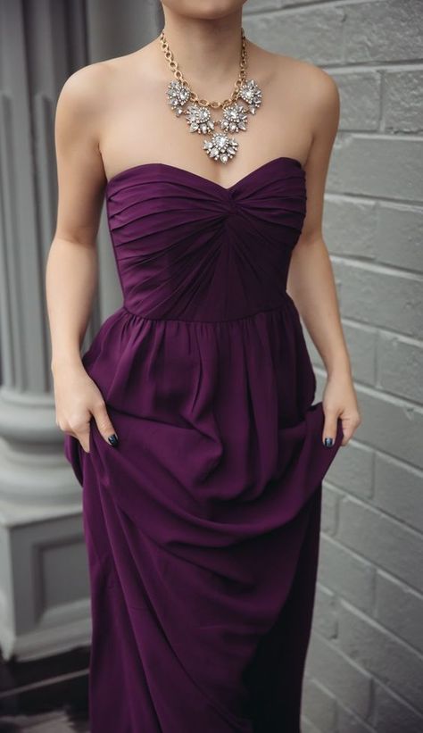 Maneras en las que puedes usar un collar gigante What Jewelry To Wear, Purple Formal Dress, Boda Ideas, Plum Dress, Prom Dresses 2018, Sweetheart Prom Dress, Color Jewelry, Strapless Maxi Dress, Chiffon Prom Dress