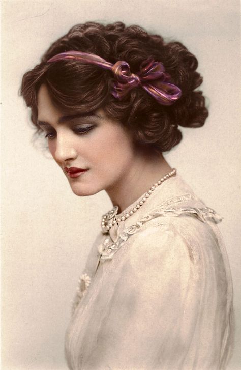 Lily Elsie, a popular English actress and singer during the Edwardian era – Color by Klimbim 1900's Makeup, Lily Elsie, Edwardian Hairstyles, Vintage Foto's, Portrait Vintage, Gibson Girl, Foto Tips, Victorian Women, Photo Vintage