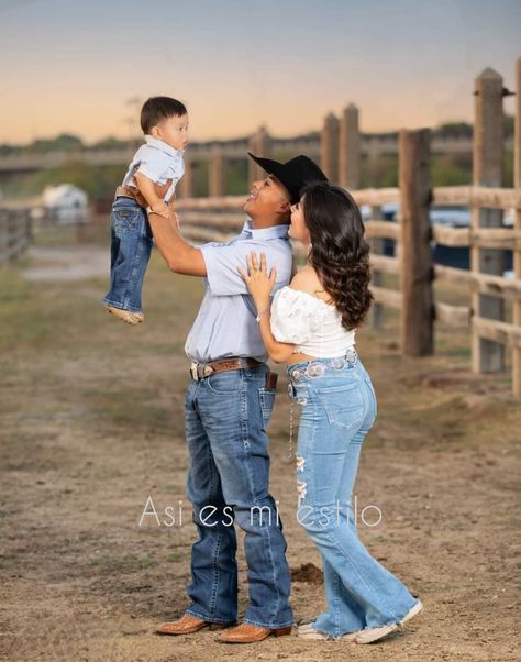 Mexican Parents Aesthetic, Vaquero Family Pictures, Mexican Relationships Goals, Mexican Family Pictures, Vaquero Couple Goals, Western Family, Country Relationship Goals, Couple With Baby, Foto Cowgirl