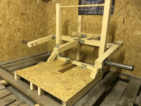 Diy Belt Squat, Belt Squat Machine, Homemade Gym, Gym Basement, Homemade Gym Equipment, Garage Gyms, Home Made Gym, Home Gym Basement, Backyard Gym