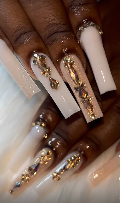 Wedding Ideas Nails, Prom Nails Champagne, Big Gem Nails, Long Charm Nails, White Nails With Gold Gems, Gold Jewel Nails, Extra Long Acrylic Nails With Charms, White And Gold Square Nails, Nails White And Gold