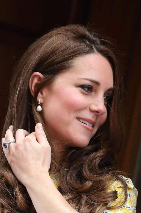 All the Times Kate Middleton Wore Her Children's Birthstones - Dress Like A Duchess Kate Middleton Pearls, Kate Middleton Pearl Earrings, Kate Middleton Earrings, Kate Middleton Jewelry, Diana Ring, Kate Middleton Outfits, Everyday Jewellery, Wear Pearls, Diamond Necklace Set