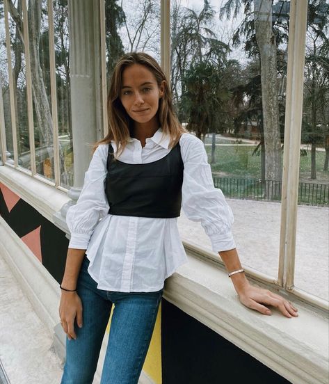 Layer White Button Down Shirt, White Blouse Layering Outfit, Corset Top Over White Shirt, Cropped Collared Shirt Outfit, Denim Corset Outfit, Outfit With Corset, White Button Down Outfit, White Blouse Outfit, Button Down Outfit