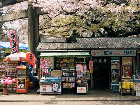 The food in Japan is so good that even pre-packaged and ready-made food in convenience stores is pretty darn spectacular. Here's a guide to the best of what to eat. Convenience Store Snacks, Japanese Convenience Store, Japanese Stores, The Garden Of Words, Store Snacks, Oc Pokemon, Japan Street, Japan Photography, Japanese Store