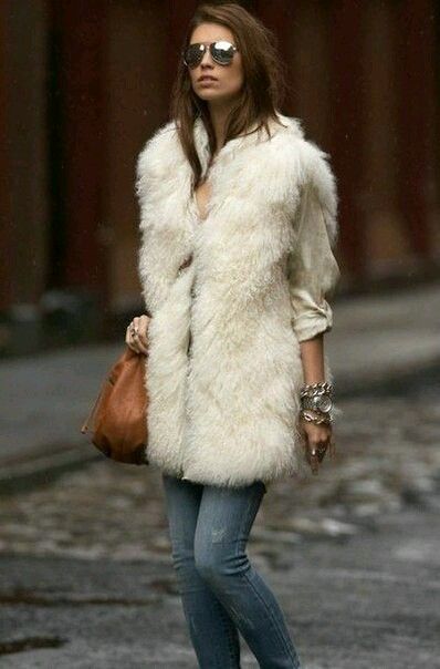 . White Fur Vest Outfit, Fur Vest Outfit, Vest Street Style, White Fur Vest, Cold Wear, Cozy Clothes, Vest Outfit, Fabulous Style, White Fur