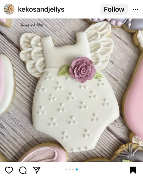 Baby Rattle Sugar Cookies, Baby Girl Sugar Cookies, Baby Shower Cookies Neutral, Chic Cupcakes, Baby Sugar Cookies, Royal Icing Cookie Decorating, Christmas Cookie Decorating Ideas, Cloud Cookies, Painted Sugar Cookies