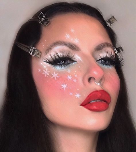 Snowflake Makeup Look, Holiday makeup Crazy Christmas Makeup, Snowflake Eyeliner, Snowflake Makeup, Christmas Content, Seasonal Makeup, Christmas Eye Makeup, Christmas Attire, White Goth, Holiday Makeup Looks