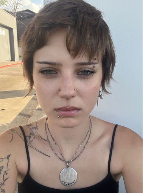 Woman Eyebrow Piercing, Women Eyebrow Piercing, Symmetrical Nose Piercing, Cool Facial Piercings, Septum And Eyebrow Piercing, Short Hair And Piercings, Eyebrow Piercing Placement, Star Eyebrow Piercing, Girl Eyebrow Piercing