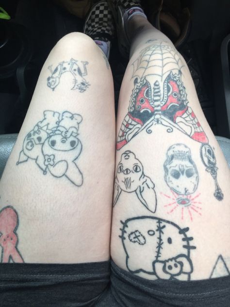 Indie Tattoo Grunge, Alternative Tattoos Grunge, Things To Draw On Your Leg, Indie Tattoo, Emo Tattoos, Beginner Tattoos, Grunge Tattoo, Hello Kitty Tattoos, Tattoo People