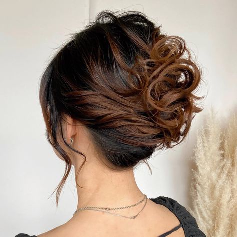 Wavy French Knot Updo Prom Hairstyles For Black Hair, Trendy Prom Hair, Knot Updo, Prom Hair Ideas, French Knot Hairstyle, Knot Hairstyle, Updos For Short Hair, Emerald Hair, Undone Hair