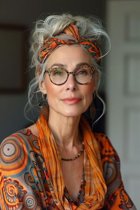 Grey Hair Long, Grey Hair Inspiration, Estilo Hippie, Ageless Style, Chic Hairstyles, Advanced Style, Ageless Beauty, Aging Beautifully, Aging Gracefully