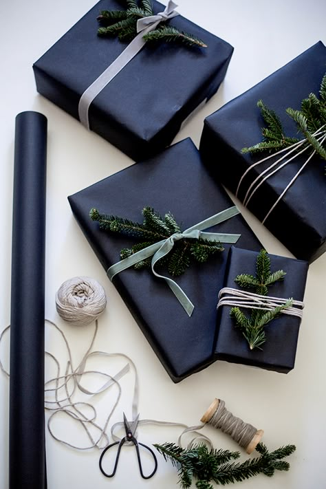 holiday gift wrapping // shannon kirsten Presents Wrapped, Black Wrapping Paper, Wrapped Presents, Gift Wrapping Inspiration, Unique Gift Wrapping, Gift Wrap Ideas, Creative Gift Wrapping, Cadeau Diy, Present Wrapping