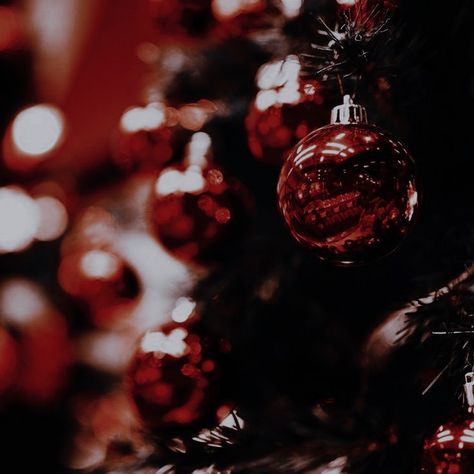 Dark Red Aesthetic Christmas, Dark Nutcracker Aesthetic, Red Christmas Widgets, Dark Red Christmas Aesthetic, Red Winter Aesthetic, Christmas Red Aesthetic, Widgets Christmas, Christmas Aesthetic Red, Red Christmas Aesthetic