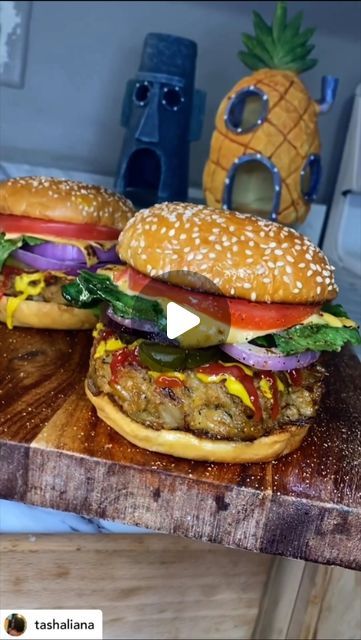 FoodHQ on Instagram: "🚨RECIPE: KRABBY PATTY 🔥😱  🎥 By: @tashaliana  #krabbypatty #krabbypatties #spongebob #bikinibottom #crabcakes #crab #crabmeat #foodporn #foodphotography #foodblogger #foodgasm #foodstagram #burgerporn #burger #burgertime #burgerlovers #foodie #explore #instafoodhq #recipe #foodporn #explore #tonychacheres #crabbypatty #mrkrabs #krustykrab" Krabby Patty Recipe, Crabby Patty, Crabby Patties, Crab Mac And Cheese, Krabby Patty, Patties Recipe, Quick Dinner Recipes, Crab Meat, Food Crafts