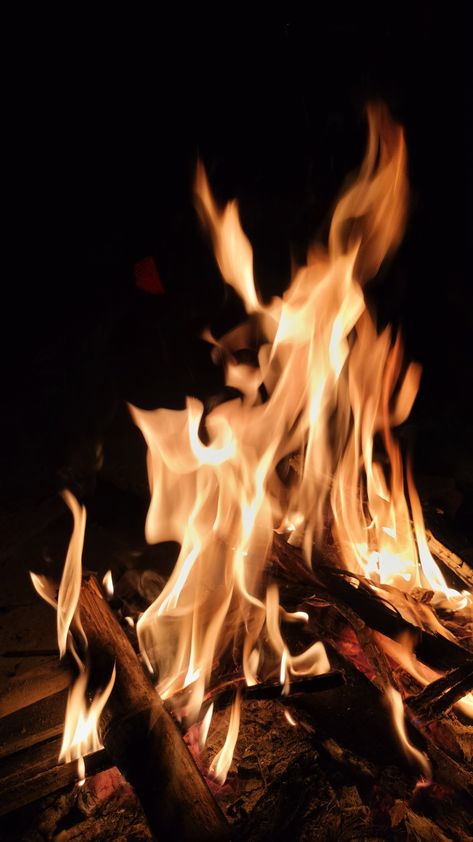 Fake Bonfire Snaps, Born Fire Night Snap, Bonfire Snapchat Story, Fire Snapchat, Bonfire Aesthetic, Bon Fire, Winter Fire, Gryffindor Aesthetic, Fire Festival