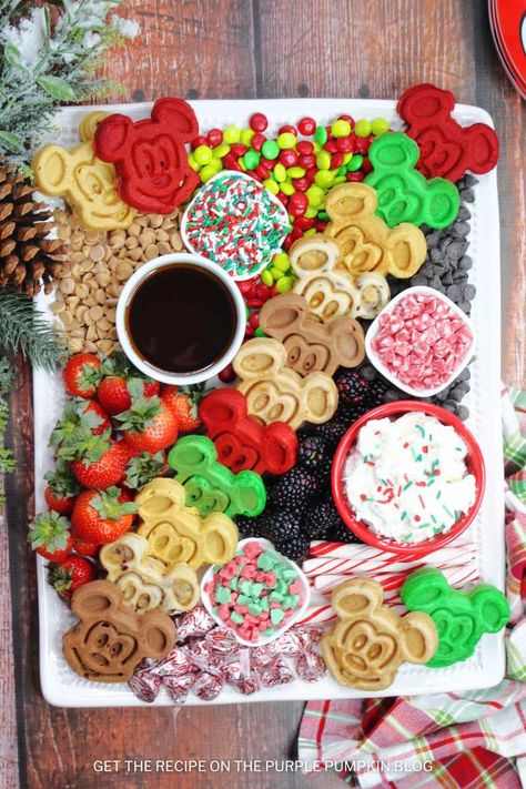 Start your day the Disney way with an awesome Mickey Waffle Charcuterie Board! It's loaded with festive Mickey Mouse-shaped waffles and lots of delicious toppings. It is so easy to put together - the whole family will love it for Christmas breakfast or brunch! Christmas Mickey Mouse Party, Disney Christmas Dinner, Christmas Charcuterie Breakfast Board, Breakfast Table Christmas Decor, Christmas Breakfast Board Ideas, Breakfast Friendsgiving, Christmas Morning Breakfast Board, Disney Brunch Ideas, Toddler Christmas Food