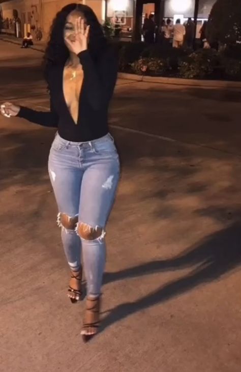 Jeans And Platform Heels Outfit, Black Women Heels Outfit, Cute Outfits With Jeans And Heels, Cute Casual Outfits With Heels, Jeans N Heels Outfit, Ripped Jeans And Heels, Heels With Pants Outfit, Birthday Outfit With Jeans And Heels, Ripped Jeans With Heels