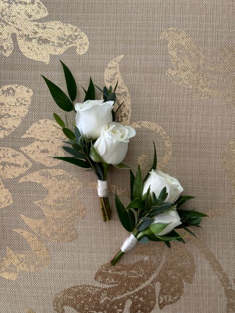 Mens Boutineers Wedding White, Simple Boutonniere, Green Boutonniere, Production Ideas, White Boutonniere, Wedding Party Flowers, Green Themed Wedding, Pinterest Wedding, Event Production