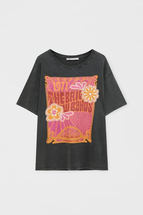 Black floral retro T-shirt Pull Bear T Shirts, Cute Over Sized T Shirts, Cute Vintage Tees, Cute Tees Aesthetic, Cute Shirts Png, Graphic Tees Cute, Thrifted T Shirts, Cute Oversized T Shirts, Cute Aesthetic Shirts