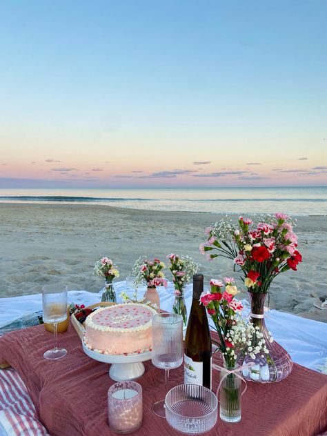 Simple Pool Birthday Party Ideas, Birthdays At The Beach, 21 Beach Birthday, Wholesome 21st Birthday Ideas, Beach 21st Birthday Party Ideas, 22nd Birthday Picture Ideas, 21st Birthday At The Beach, Aesthetic 21st Birthday Ideas, Sushi Beach Picnic