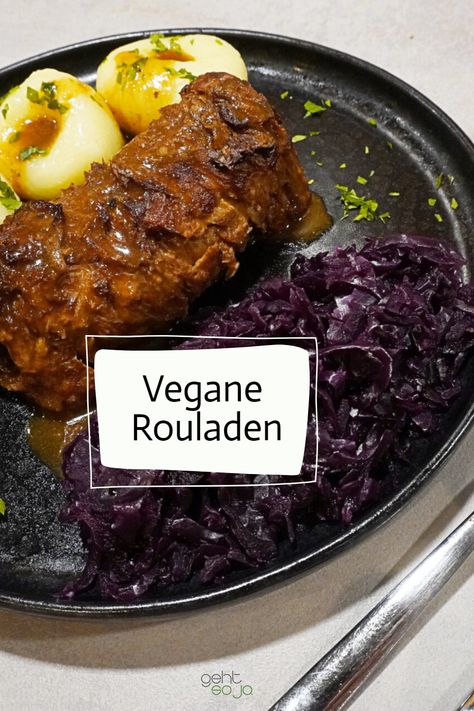 Gönnt euch zu Weihnachten oder Ostern oder einfach egal wann unsere veganen Rouladen! Statt Fleisch verwenden wir Sojasteaks, die eine würzige Füllung aus aromatischem Räuchertofu, Gewürzgurken, Möhren und geschmorten Zwiebeln bekommen. Begleitet von einer veganen Bratensauce, bietet dieses fleischlose Gericht eine köstliche Alternative für alle, die pflanzlich genießen möchten. Steak, Sauce