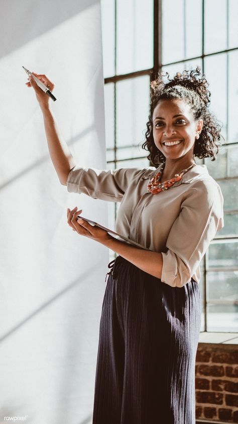 Presentation Photography People, Woman Giving Presentation, Woman Presentation, Work Presentation, Stock Photography Ideas, Executive Woman, Brand Photography Inspiration, Business Pictures, Business Photoshoot