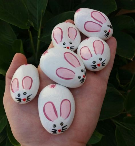 Stone Art Easter, Rock Painting Rabbit, Rabbit Stone Painting, Egg Painting Ideas Easy, Easter Stones Painted, Easter Bunny Rock Painting, Easter Egg Painting Easy, Easter Egg Painted Rocks, Easter Egg Rock Painting Ideas