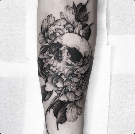 Floral Skull Tattoos, Mangas Tattoo, Skull Rose Tattoos, Unusual Tattoo, Skull With Flowers, Skull Sleeve, Mens Shoulder Tattoo, Geniale Tattoos, Tattoo Artwork