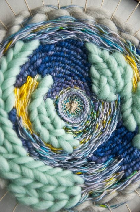 Great post on how to weave two colors next to each other in a circle! Round Loom Weaving, Circular Weaving Tutorial, Circle Weaving Projects, Weaving Circle Loom, Weaving Circle, Circle Weaving, Circle Loom, Circular Weaving, Weaving Loom