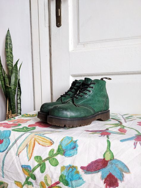 Green Doc Martens, Green Boots Outfit, Swag Fits, Vintage Dr Martens, Green Boots, Green Snake, Chunky Boots, Green Shoes, Modern Outfits