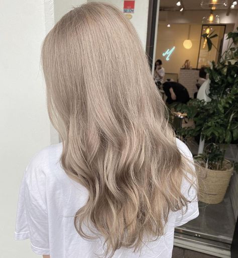 Blonde Milk Tea Hair, Light Milk Tea Hair Color, Cool Beige Hair, Boba Milk Tea Hair Color, White Milk Tea Hair, Milk Tea Blonde Hair Color, Pearl Beige Hair, Milk Tea Hair Color Korea, Color With Highlights Blonde