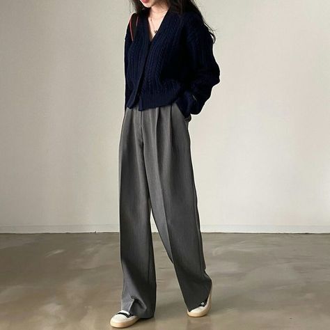 Grey Pants Outfit Aesthetic, Grey Slacks Outfit Women, Minimal Outfit Korean, Grey Pants Outfit, Korean Casual Outfits, Kpop Fashion Outfits, 가을 패션, Grey Pants, Casual Style Outfits