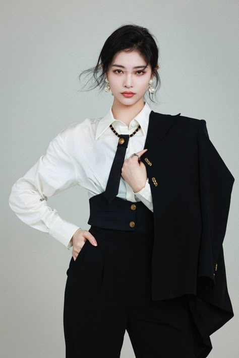 Smart Casual Women Outfits, Minimal Chic Style, Women Lawyer, Vogue Photoshoot, Woman In Suit, Dress Minimal, Smart Casual Women, Fashion Model Poses, Female Pose Reference