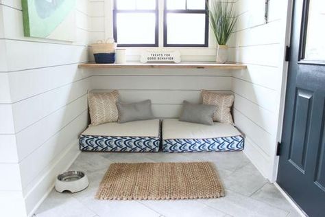 9 Chic Ways to Create a Spot for Your Pet Dog Nook, Dog Space, Dog Room Decor, Dog Room Ideas, Dog Bedroom, Puppy Room, Dog Corner, Pet Room, Beachfront Decor