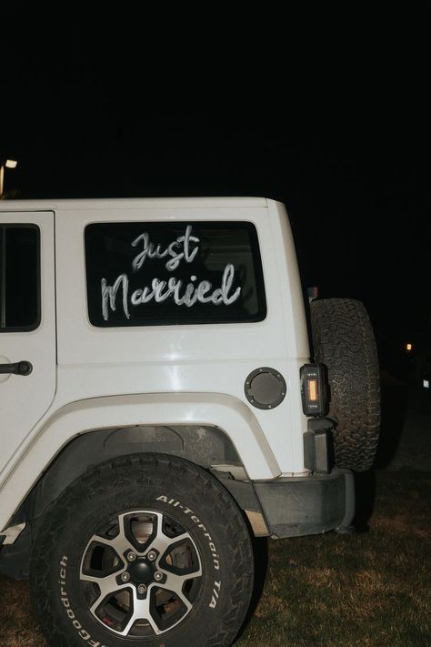 Just Got Married Car, Wedding Truck Just Married, Just Married Jeep Decorations, Jeep Getaway Car Wedding, Jeep Wedding Pictures, Just Married Jeep, Just Married Aesthetic, Just Married Car Ideas, Just Married Truck