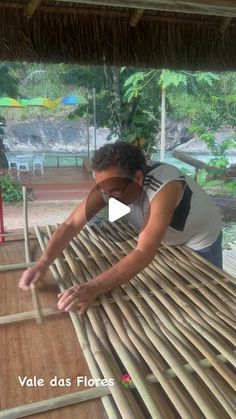 Casa Vale das Flores - on Instagram: "Nosso artesão preferido." Diy Bamboo Ideas, Guadua Ideas, Bamboo Garden Ideas, Diy Cabana, Pergolas Ideas, Bamboo Ideas, Bamboo Landscape, Restaurant Design Inspiration, Bamboo Diy