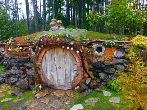 Case Sotterranee, Washington Adventures, Hobbit Garden, Hobbit Houses, Casa Hobbit, Cedar Cove, Earth Sheltered, River Cottage, Underground Homes