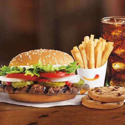 Mcd Burger, Burger King Gift Card, Grilled Burger Recipes, Lunch Hour, Grilled Burgers, Fast Food Chains, Delicious Pizza, Burger Buns, Food Places