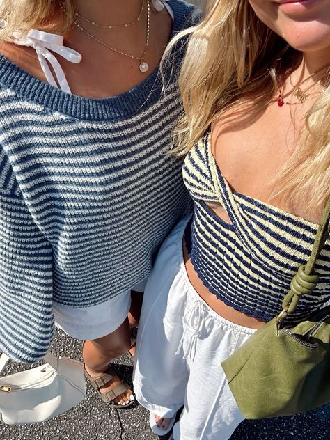 Cold Costal Outfits, Cold Beach Fits, Beach Town Outfits, Beach House Outfit, Coastal Style Outfits, Beach Casual Outfit, Beach Girl Style, Beachy Fashion, Coastal Outfits