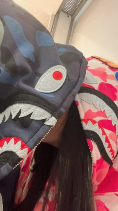 mi chico y yo usando la bape shark:') Matching Bape Hoodies Couples, Shark Couple, Shark Photos, Bape Shark, Swag Couples, Hands Photos, Friend Pictures Poses, Cute Couple Outfits, Cute Relationship Photos