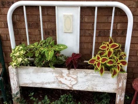 Repurposed Iron Headboard, Headboards In The Garden, Headboard Planter Ideas, Iron Headboard Garden Ideas, Headboard Garden Ideas, Yard Benches, Iron Headboard, Old Bed Frames, Backyard Bee